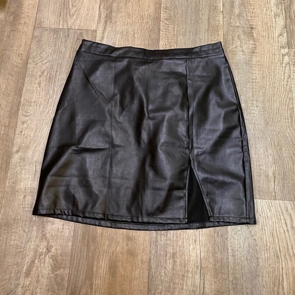 SOLD💋SOLD💋BLACK FAUX LEATHER SKIRT (SIZE 1x) - Picture 2 of 3